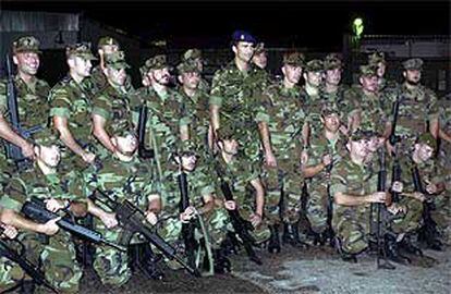 El Príncipe posa junto a soldados del acuartelamiento español en Mostar. FOTO DE GRUPO