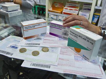 Medicamentos, recetas y euros en una farmacia de Barcelona.