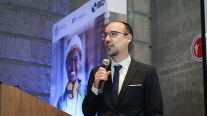 Mariano Bosch, asesor económico principal de la Vicepresidencia de Sectores y Conocimiento del BID, durante el evento 'Diálogo sobre el trabajo: una mirada al futuro', en Bogotá, este martes.