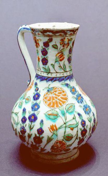 Jarrón de Nicea de cerámica con motivos florales, que data de 1560–1570. Actualmente ubicado en el Louvre.