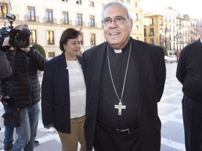 El arzobispo de Granada, Francisco Javier Martínez, a su llegada a la Audiencia de Granada, este viernes.