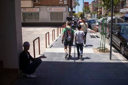 Dos niños, tras salir del colegio en Linares.