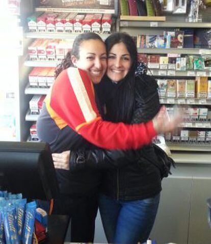 Yasmina e Itahisa, trabajadoras de una de las gasolineras que vendió el segundo.
