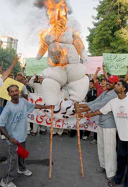 Aficionados paquistaníes queman un muñeco que simboliza a Hair.