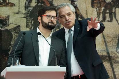 El presidente de Chile Gabriel Boric y su par de Argentina, Alberto Fernández, dialogan en la Casa Rosada.