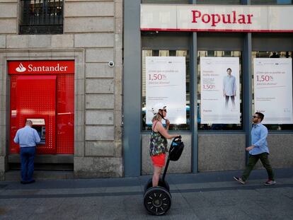 Dos oficinas de Santander y Popular