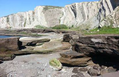 En la playa cementada de Tunelboca puede verse con claridad un estrato de siete metros de sedimentos, restos de escorias vertidas por los altos hornos entre 1902 y 1995.