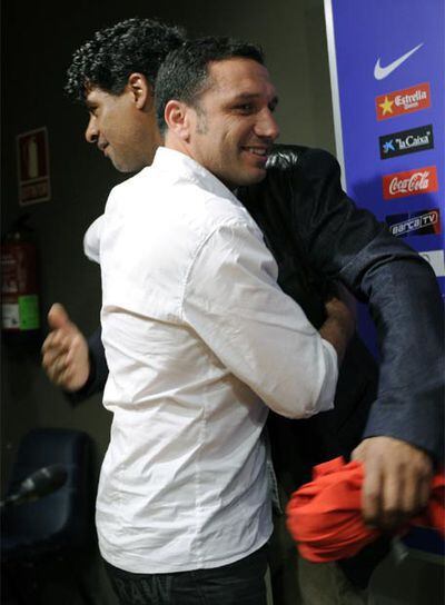 Eusebio abraza a Rijkaard en la despedida del técnico holandés.