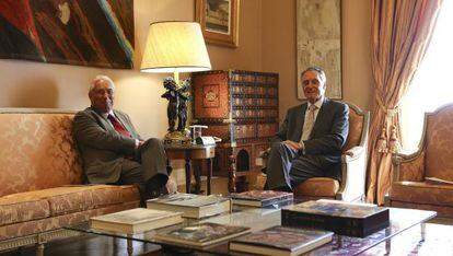 El líder socialista portugués, António Costa (izda), durante su reunión con el presidente portugués, Anibal Cavaco Silva, este martes en Lisboa.