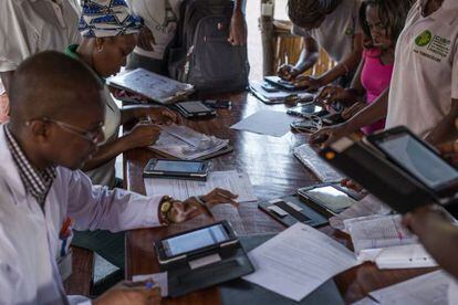 Trabajadores de un centro de investigación de Mozambique recopilan datos demográficos.