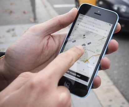 Un usuario utiliza una aplicación para pedir un servicio de taxi