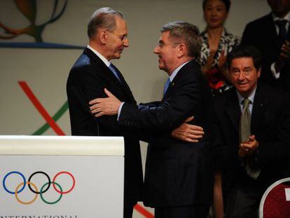 Jacques Rogge, a la izquierda, saluda a su sucesor, Thomas Bach. 