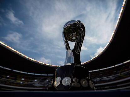 El trofeo de la Liga MX, en el estadio Azteca.