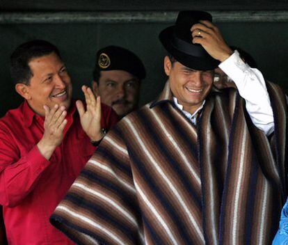 Foto de archivo de los presidentes de Venezuela, Hugo Chávez, y de Ecuador, Rafael Correa, durante una ceremonia en 2007