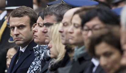 Emmanuel Macron este martes en el homenaje por el policía muerto en los Campos Elíseos.