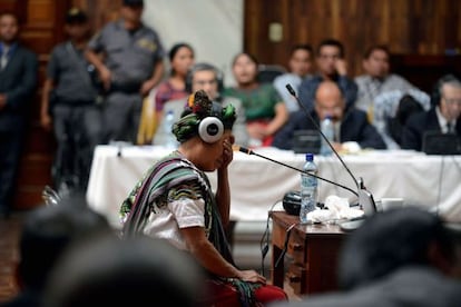 Una de las víctimas llora durante su testimonio en el juicio contra Ríos Montt en Guatemala.