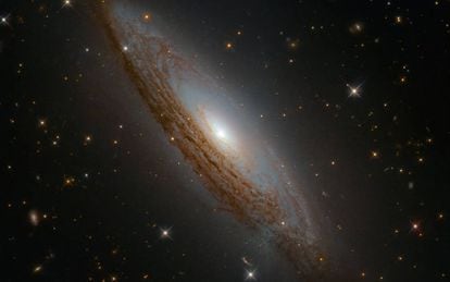 La galaxia ESO 021-G004, fotografiada por el Hubble, tiene un agujero negro supermasivo en el centro como los que estudiarían estas misiones