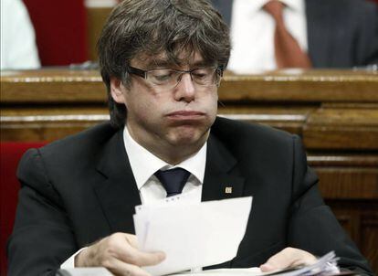 El presidente de la Generalitat, Carles Puigdemont, repasa unos papeles durante la sesión de control parlamentario.