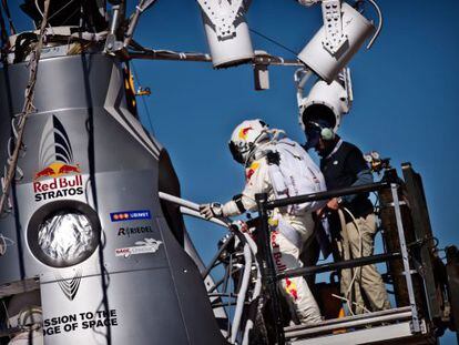 Felix Baumgartner se dispone a montar en la cápsula que le subió hasta los 39.000 metros, y desde la que se lanzó al vacío.