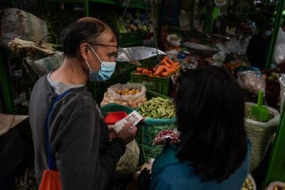 Personas compran frutas y verduras, en la plaza de mercado Paloquemao, en Bogotá, Colombia. Se estima que el costo de vida se elevará a niveles del 9,56 por ciento en el mes de Junio.