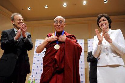Una fundación privada otorga al Dalai Lama en Washington la Medalla del Servicio a la Democracia.
