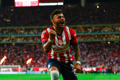 Alexis Vega, futbolista de Chivas de Guadalajara, celebra un gol ante Atlas.