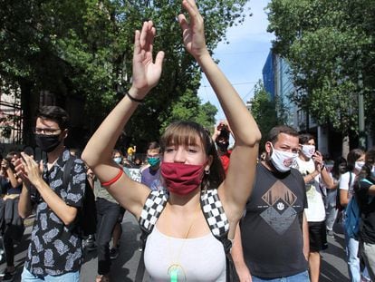 Estudiantes de secundaria en Atenas (Gracias) protestan exigiendo la eliminación del uso obligatorio de mascarillas y la contratación de más personal de limpieza.