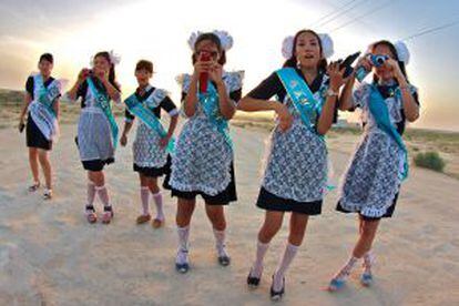 Estudiantes disfrazadas durante una fiesta de fin de curso en Beyneu (Kazajistán).