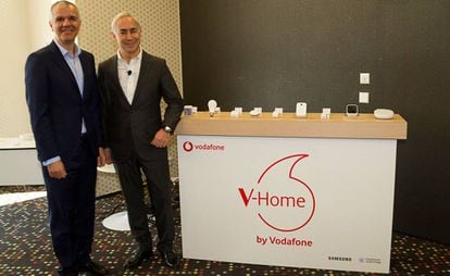 De izquierda a derecha, Celestino Garc&iacute;a (Samsung) y Antonio Coimbra (Vodafone), en la presentaci&oacute;n del acuerdo, en el MWC18 de Barcelona.  