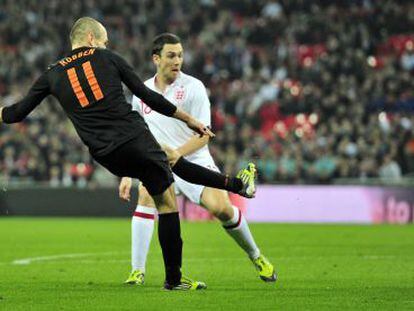Robben marca su segundo gol frente a Inglaterra