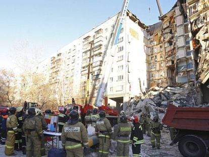 Trabajadores de emergencia trabajan en el edificio colapsado en Magnitogorsk.