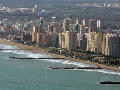 Bloques de viviendas construidas en el litoral de la Pobla de Farnals.