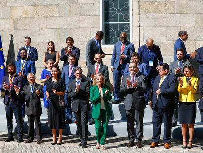Foto de familia de los ministros de economía y representantes del directorio de CAF en la jornada previa a la reunión del ECOFIN en Santiago de Compostela.