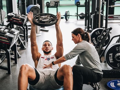 Lorena Torres, en su etapa en Philadelphia 76ers, con el jugador australiano Ben Simmons.