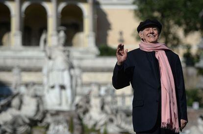 Dario Fo asiste a una reunión de campaña con Virginia Raggi, en la Piazza del Popolo de Roma, el 3 de junio. 