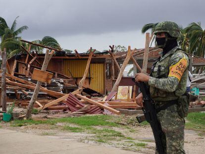Un soldado hace guardia en un área dañada tras el paso del huracán 'Agatha', en San Isidro del Palmar, Oaxaca, el 31 de mayo de 2022.