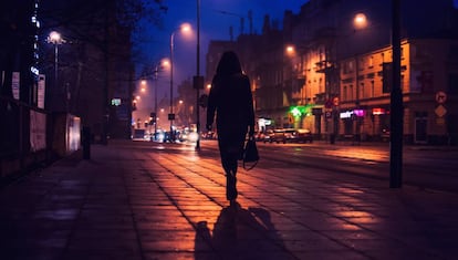 Una dona camina per un carrer, en una foto d'arxiu.