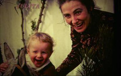 Un fotograma de 'Muchos hijos, un mono y un castillo', con Julia Salmerón.
