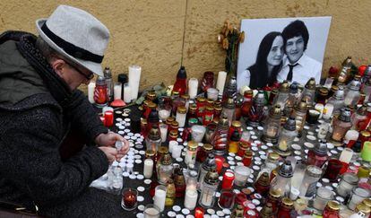 Un hombre enciende una vela en homenaje al periodista eslovaco Jan Kuciak en Bratislava.