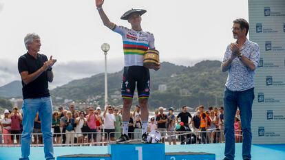 Remco Evenepoel celebra su victoria en la Clásica de San Sebastián junto al exciclista Marino Lejarreta y al alcalde de la ciudad, Eneko Goia, este sábado.