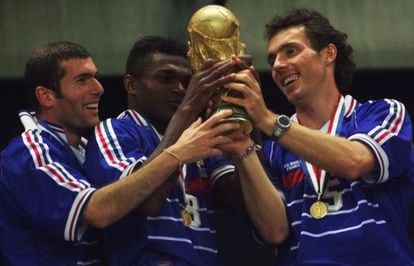 Zidane, Desailly y Blanc, con la Copa de campeones.