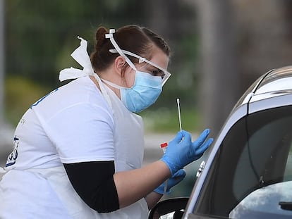 Una empleada del NHS (la sanidad pública británica) realiza una prueba de coronavirus en Londres.