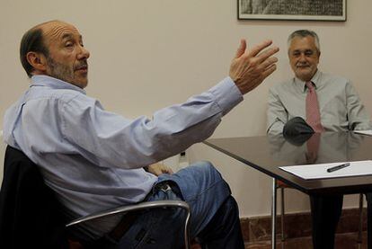 Alfredo Pérez Rubalcaba y José Antonio Griñán, en un momento de la reunión celebrada ayer en la sede del PSOE andaluz.