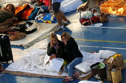 Personas descansan tras el terremoto People rest following an earthquake in Amatrice, central Italy, August 25, 2016. REUTERS/Ciro De Luca