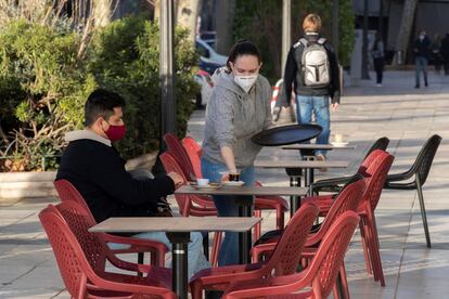 Una camarera atiende una mesa en una terraza en Cartagena, este miércoles.