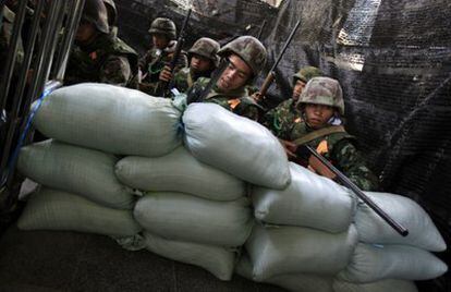Soldados tailandeses guardan posiciones en Bangkok.