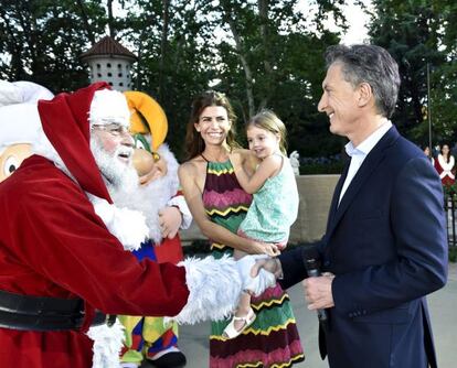 El presidente de Argentina, Mauricio Macri, celebra este miércoles la Navidad junto con su esposa y su hija menor en la residencia oficial.