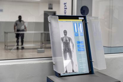 Una pantalla muestra la imagen obtenida por un escáner que revisa a quienes ingresan al Centro de Confinamiento del Terrorismo.

