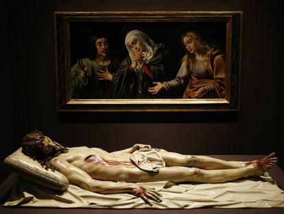 Conjunto de la antigua sala capitular del Real Monasterio de la Encarnación de Madrid, con un Cristo yacente de Gregorio Fernández.