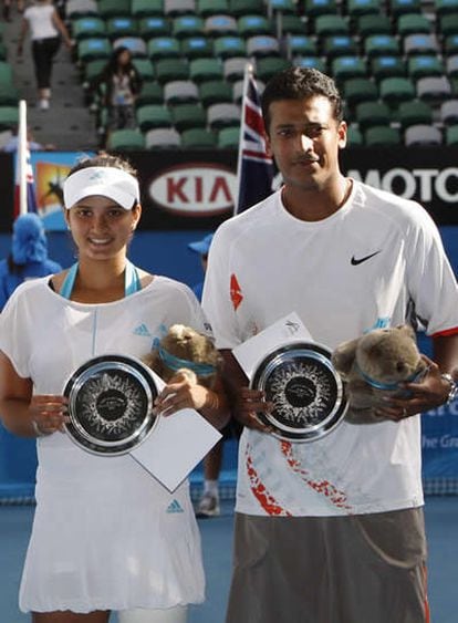 Sania Mirza y Mahesh Bhupathi, durante el pasado Open de Australia